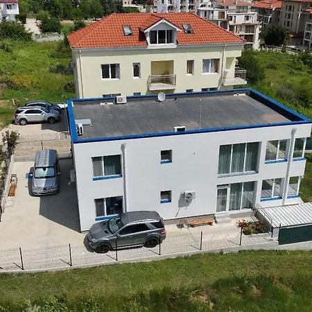 Victoria Apartment *